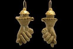 Boucles d'oreilles antiques en or sculpté de lave