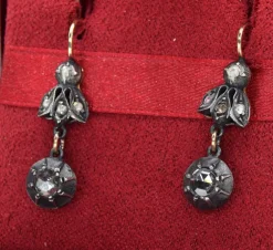 Boucles d'oreilles antiques de l'époque victorienne