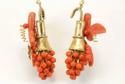Boucles d'oreilles antiques en or et corail
