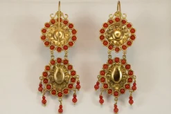 Boucles d'oreilles antiques en or corail