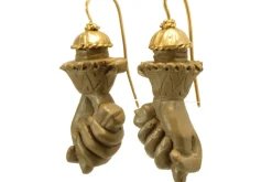 Boucles d'oreilles antiques en or sculpté de lave
