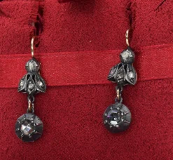 Boucles d'oreilles antiques de l'époque victorienne