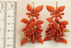 Boucles d'oreilles antiques en or et corail