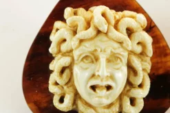 Boucles d'oreilles antiques en or et écaille de tortue avec camées Medusa en ivoire