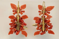 Boucles d'oreilles antiques en or et corail