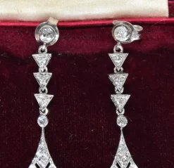 Boucles d'oreilles Art Déco or blanc émeraudes diamants