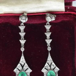 Boucles d'oreilles Art Déco or blanc émeraudes diamants