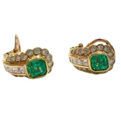 Boucles d'oreilles au design contemporain en or avec diamants et émeraude