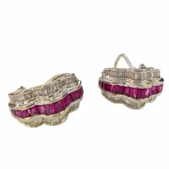 Boucles d'oreilles au design contemporain or jaune diamants et rubis