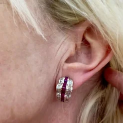 Boucles d'oreilles au design contemporain or jaune diamants et rubis