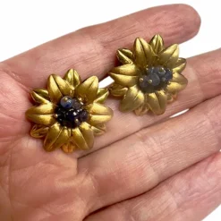 BOUCLES D'OREILLES AU DESIGN CONTEMPORAIN DU XXE SIÈCLE EN OR 18 KT AVEC SAPHIRS