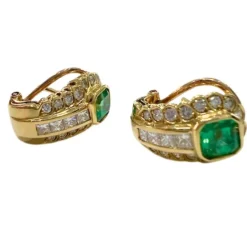 Boucles d'oreilles au design contemporain en or avec diamants et émeraude