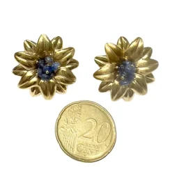 BOUCLES D'OREILLES AU DESIGN CONTEMPORAIN DU XXE SIÈCLE EN OR 18 KT AVEC SAPHIRS