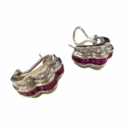 Boucles d'oreilles au design contemporain or jaune diamants et rubis