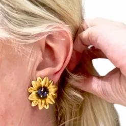 BOUCLES D'OREILLES AU DESIGN CONTEMPORAIN DU XXE SIÈCLE EN OR 18 KT AVEC SAPHIRS
