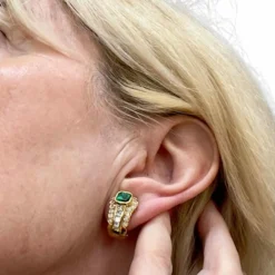 Boucles d'oreilles au design contemporain en or avec diamants et émeraude