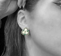 Boucles d'oreilles avec roses de corail blanc, émeraudes et diamants