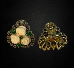 Boucles d'oreilles avec roses de corail blanc, émeraudes et diamants