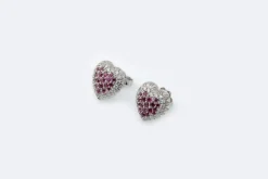 Boucles d'oreilles coeur en or blanc avec rubis et diamants