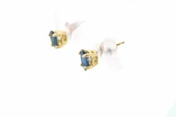 Boucles d'oreilles contemporaines en or jaune serties de saphirs