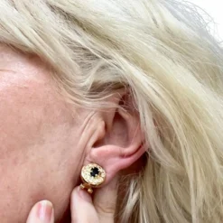 Boucles d'oreilles contemporaines du XXe siècle en or 18 carats avec diamants et saphirs
