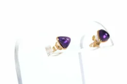 Boucles d'oreilles contemporaines en or jaune 18 carats serties d'améthystes