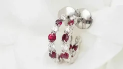 Boucles d'oreilles créoles en or blanc, rubis et diamants