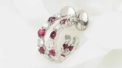 Boucles d'oreilles créoles en or blanc, rubis et diamants