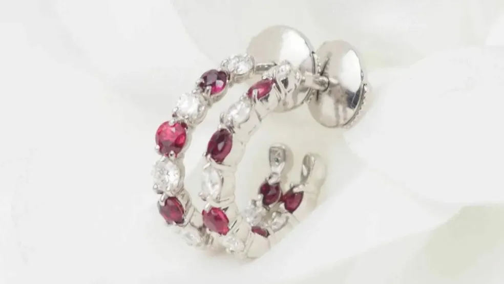 Boucles d'oreilles créoles en or blanc, rubis et diamants