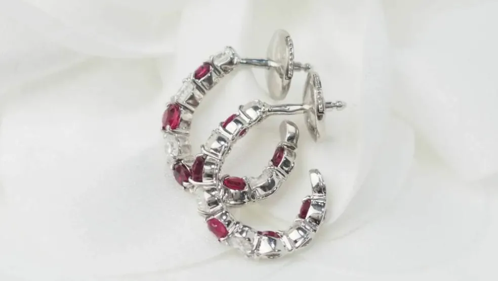 Boucles d'oreilles créoles en or blanc, rubis et diamants