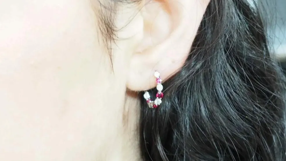Boucles d'oreilles créoles en or blanc, rubis et diamants