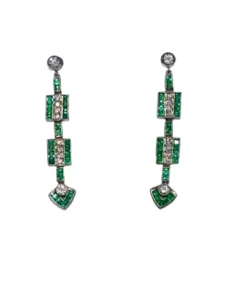 Boucles d'oreilles de style Art Déco en platine avec diamants et émeraudes.