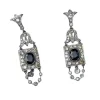 Boucles d'oreilles de style Art Déco en platine avec diamants et saphirs.