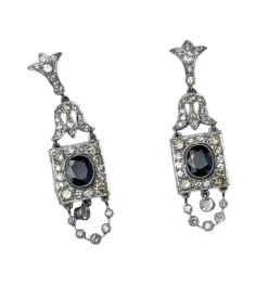 Boucles d'oreilles de style Art Déco en platine avec diamants et saphirs.