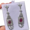 Boucles d'oreilles de style Art Déco en platine avec diamants et rubis.