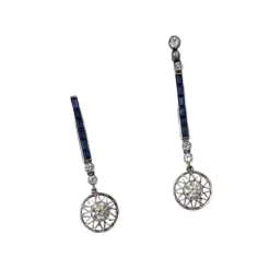 Boucles d'oreilles de style Art Déco en platine avec diamants et saphirs.