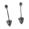 Boucles d'oreilles de style Art Déco en platine avec diamants et saphirs.