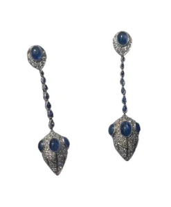 Boucles d'oreilles de style Art Déco en platine avec diamants et saphirs.