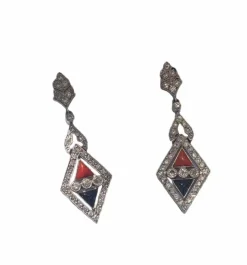 Boucles d'oreilles de style Art Déco en platine avec diamants, onyx et corail.