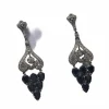 Boucles d'oreilles de style Art Déco en platine avec diamants et saphirs.