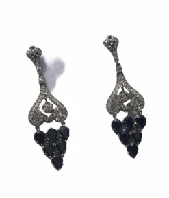 Boucles d'oreilles de style Art Déco en platine avec diamants et saphirs.