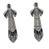 Boucles d'oreilles de style Art Déco en platine avec diamants et saphirs.
