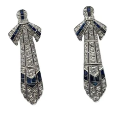 Boucles d'oreilles de style Art Déco en platine avec diamants et saphirs.