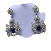 Boucles d'oreilles de style Art Déco en platine avec diamants et saphirs.