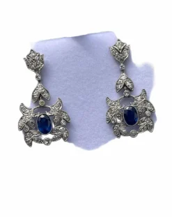Boucles d'oreilles de style Art Déco en platine avec diamants et saphirs.