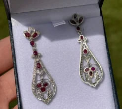 Boucles d'oreilles de style Art Déco en platine avec diamants et rubis.