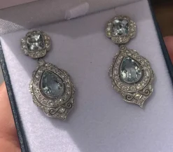 Boucles d'oreilles de style Art Déco en platine avec diamants et aigue-marine.