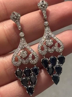 Boucles d'oreilles de style Art Déco en platine avec diamants et saphirs.