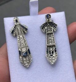Boucles d'oreilles de style Art Déco en platine avec diamants et saphirs.