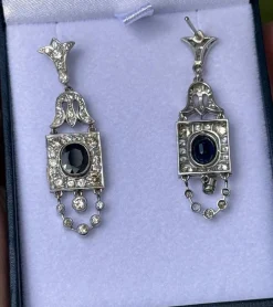Boucles d'oreilles de style Art Déco en platine avec diamants et saphirs.